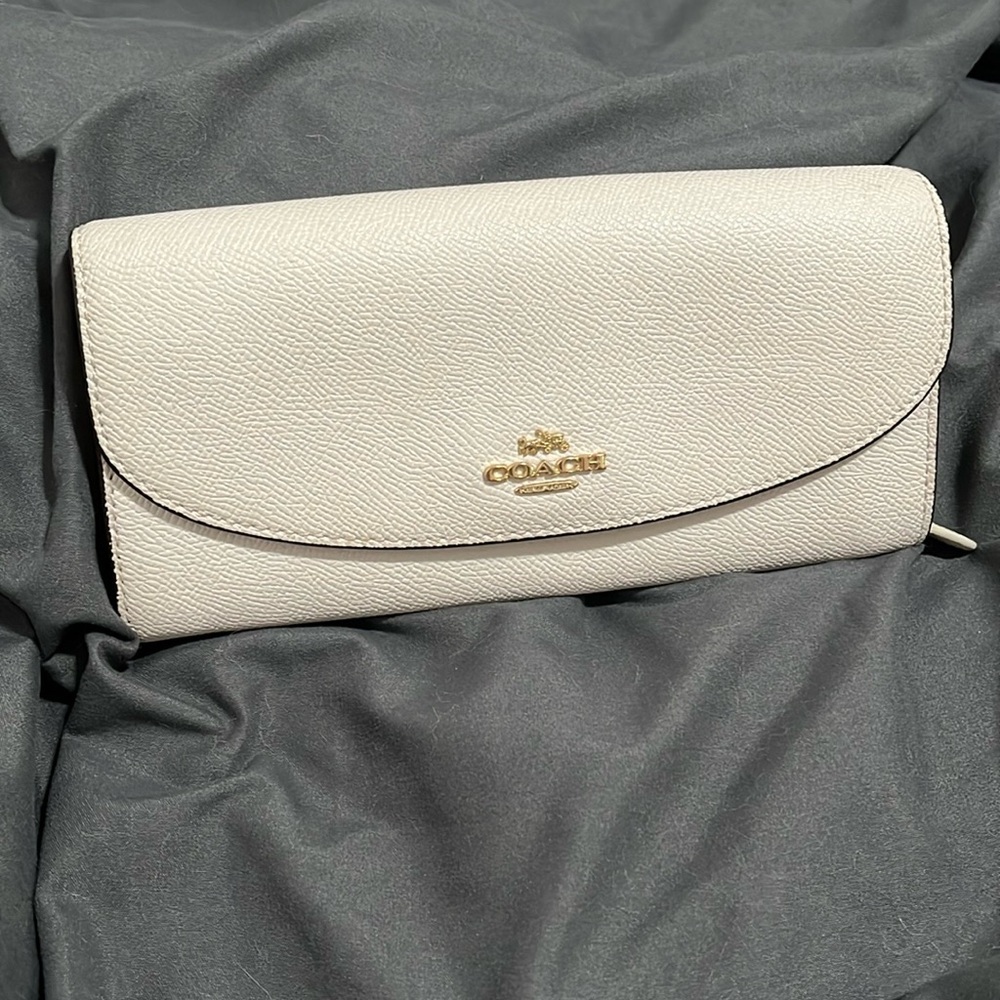 Gently used coach wallet, clean inside!!